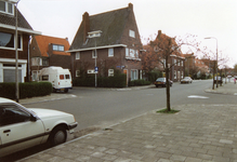 604304 Gezicht in de Goethelaan te Utrecht, vanaf de voortuin van het huis Goethelaan 73. Links de ingang van de ...